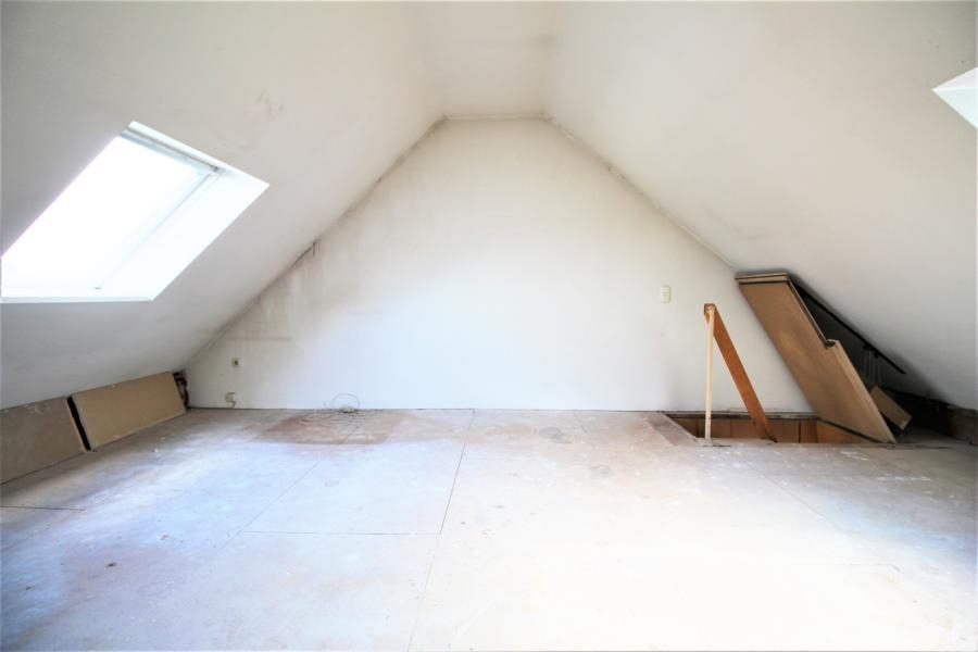 Immobilienangebot - Düsseldorf - Alle - Lorettostraße:renovierungsbedürftige 3-Zimmer zzgl. 20qm Spitzboden als Maisonette