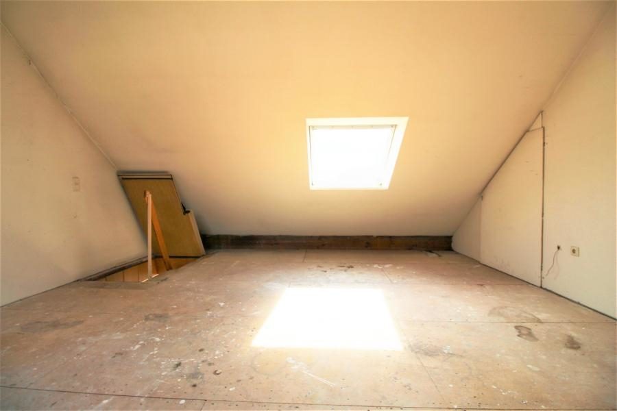 Immobilienangebot - Düsseldorf - Alle - Lorettostraße:renovierungsbedürftige 3-Zimmer zzgl. 20qm Spitzboden als Maisonette