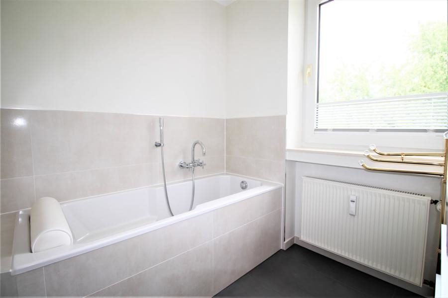 Immobilienangebot - Düsseldorf - Alle - Ludenberg: Hochwertig modernisierte 4-Zimmerwohnung mit großem Sonnenbalkon und TG-Stellplatz