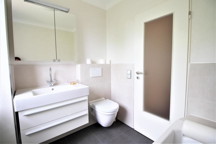 Immobilienangebot - Düsseldorf - Alle - Ludenberg: Hochwertig modernisierte 4-Zimmerwohnung mit großem Sonnenbalkon und TG-Stellplatz