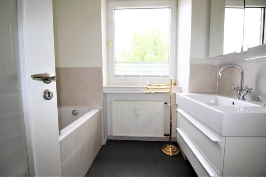 Immobilienangebot - Düsseldorf - Alle - Ludenberg: Hochwertig modernisierte 4-Zimmerwohnung mit großem Sonnenbalkon und TG-Stellplatz