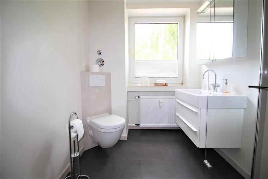 Immobilienangebot - Düsseldorf - Alle - Ludenberg: Hochwertig modernisierte 4-Zimmerwohnung mit großem Sonnenbalkon und TG-Stellplatz