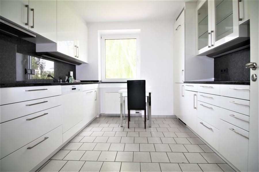 Immobilienangebot - Düsseldorf - Alle - Ludenberg: Hochwertig modernisierte 4-Zimmerwohnung mit großem Sonnenbalkon und TG-Stellplatz