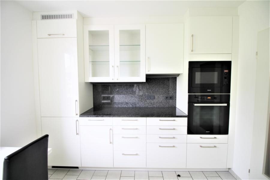 Immobilienangebot - Düsseldorf - Alle - Ludenberg: Hochwertig modernisierte 4-Zimmerwohnung mit großem Sonnenbalkon und TG-Stellplatz