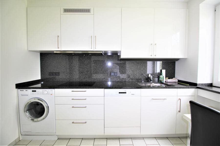 Immobilienangebot - Düsseldorf - Alle - Ludenberg: Hochwertig modernisierte 4-Zimmerwohnung mit großem Sonnenbalkon und TG-Stellplatz