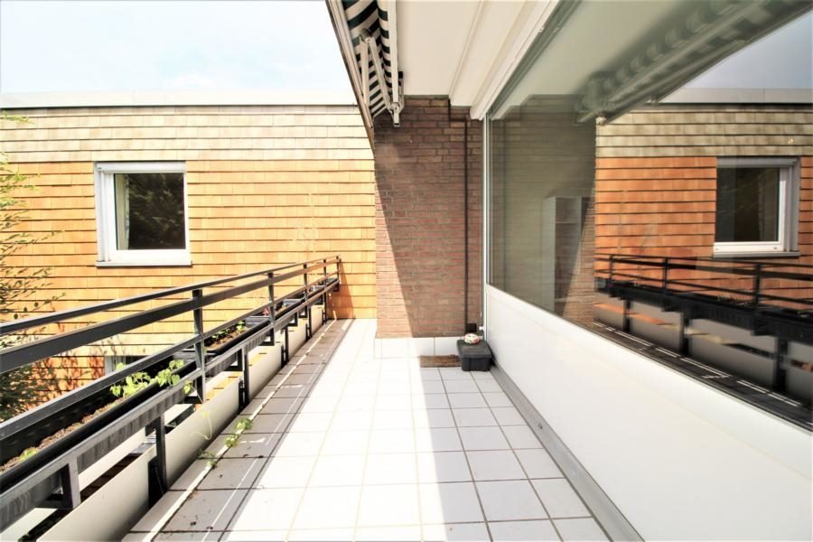 Immobilienangebot - Düsseldorf - Alle - Ludenberg: Hochwertig modernisierte 4-Zimmerwohnung mit großem Sonnenbalkon und TG-Stellplatz