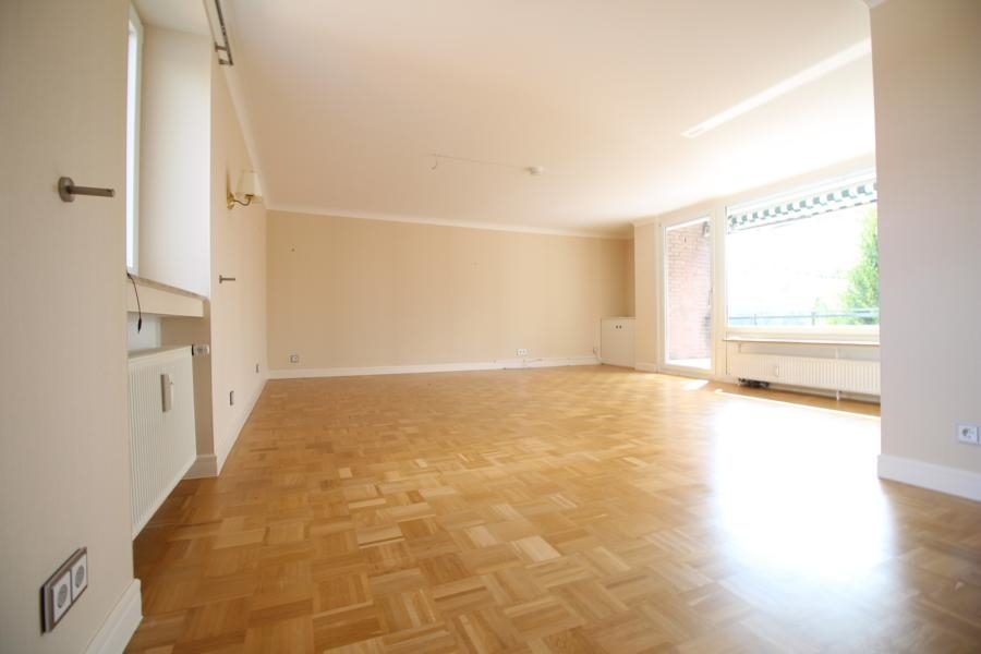 Immobilienangebot - Düsseldorf - Alle - Ludenberg: Hochwertig modernisierte 4-Zimmerwohnung mit großem Sonnenbalkon und TG-Stellplatz