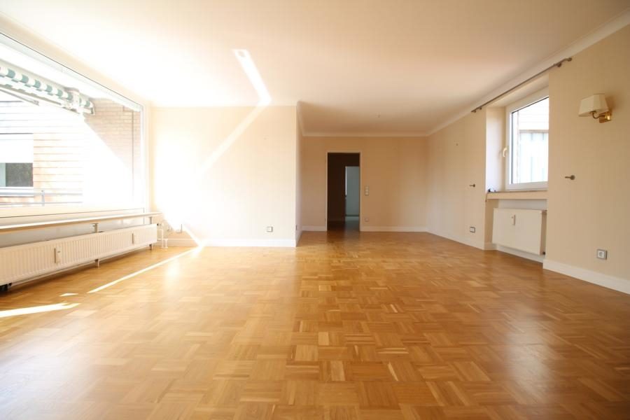 Immobilienangebot - Düsseldorf - Alle - Ludenberg: Hochwertig modernisierte 4-Zimmerwohnung mit großem Sonnenbalkon und TG-Stellplatz