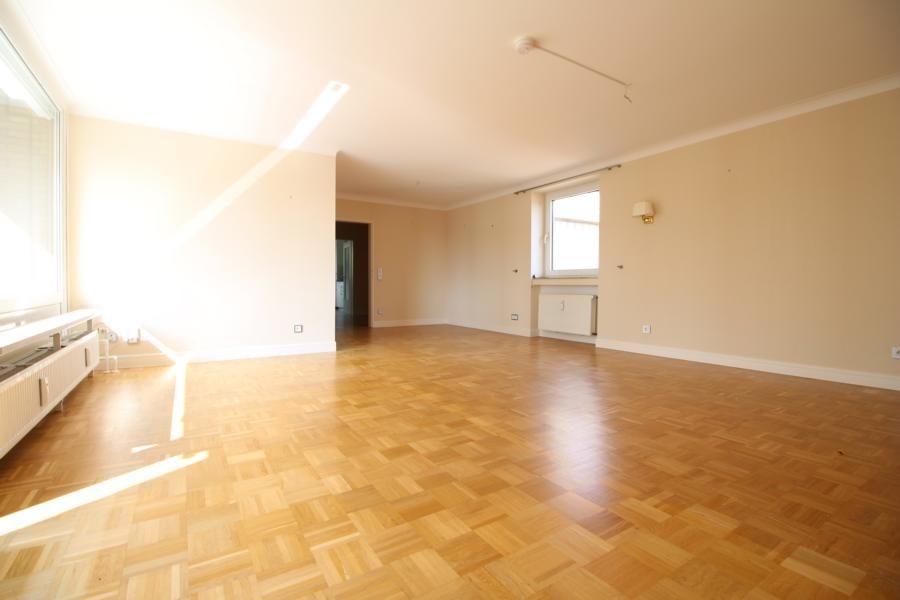 Immobilienangebot - Düsseldorf - Alle - Ludenberg: Hochwertig modernisierte 4-Zimmerwohnung mit großem Sonnenbalkon und TG-Stellplatz