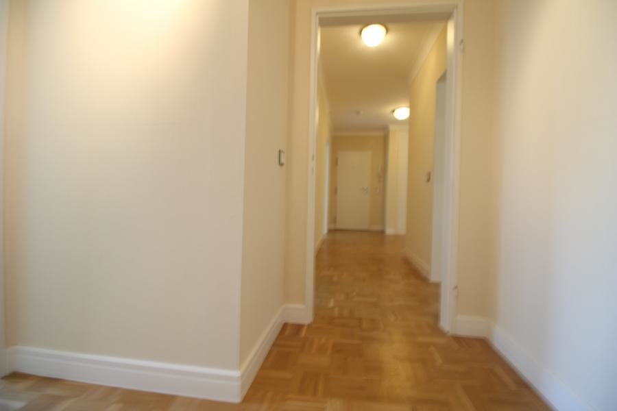 Immobilienangebot - Düsseldorf - Alle - Ludenberg: Hochwertig modernisierte 4-Zimmerwohnung mit großem Sonnenbalkon und TG-Stellplatz