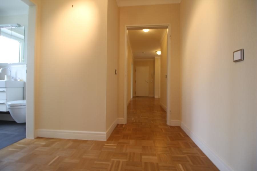 Immobilienangebot - Düsseldorf - Alle - Ludenberg: Hochwertig modernisierte 4-Zimmerwohnung mit großem Sonnenbalkon und TG-Stellplatz