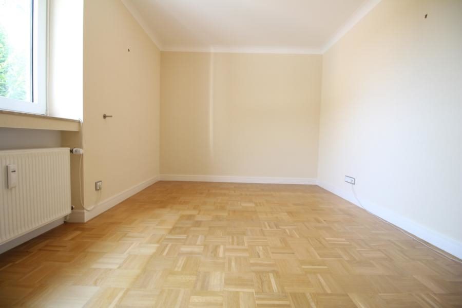 Immobilienangebot - Düsseldorf - Alle - Ludenberg: Hochwertig modernisierte 4-Zimmerwohnung mit großem Sonnenbalkon und TG-Stellplatz