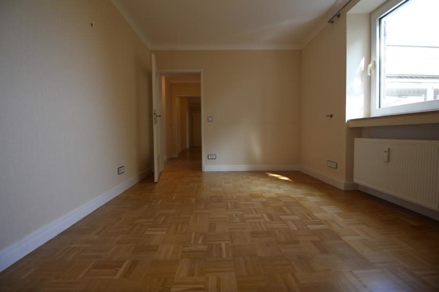 Immobilienangebot - Düsseldorf - Alle - Ludenberg: Hochwertig modernisierte 4-Zimmerwohnung mit großem Sonnenbalkon und TG-Stellplatz