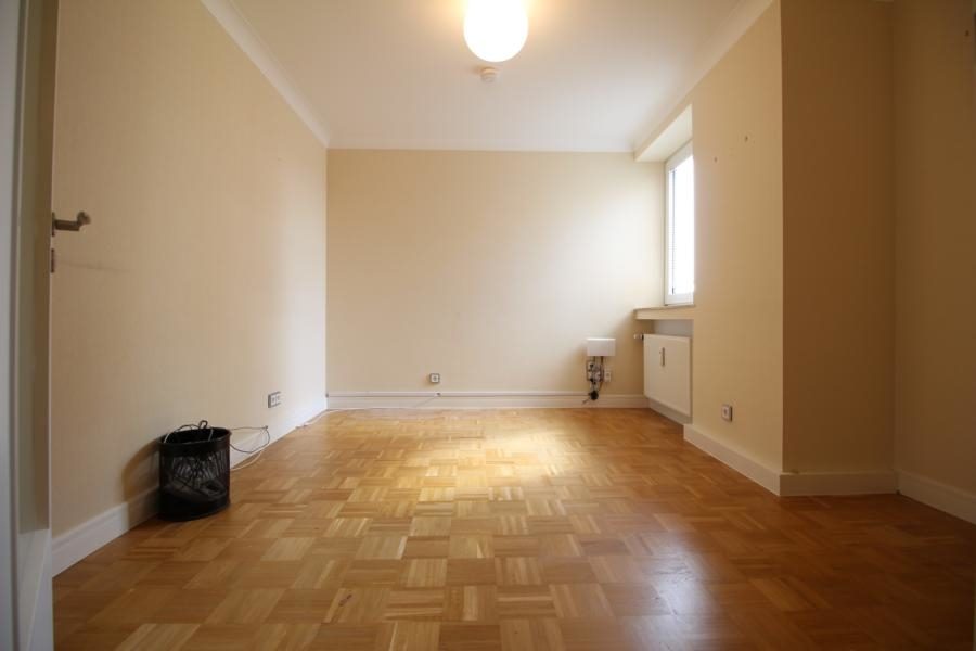 Immobilienangebot - Düsseldorf - Alle - Ludenberg: Hochwertig modernisierte 4-Zimmerwohnung mit großem Sonnenbalkon und TG-Stellplatz