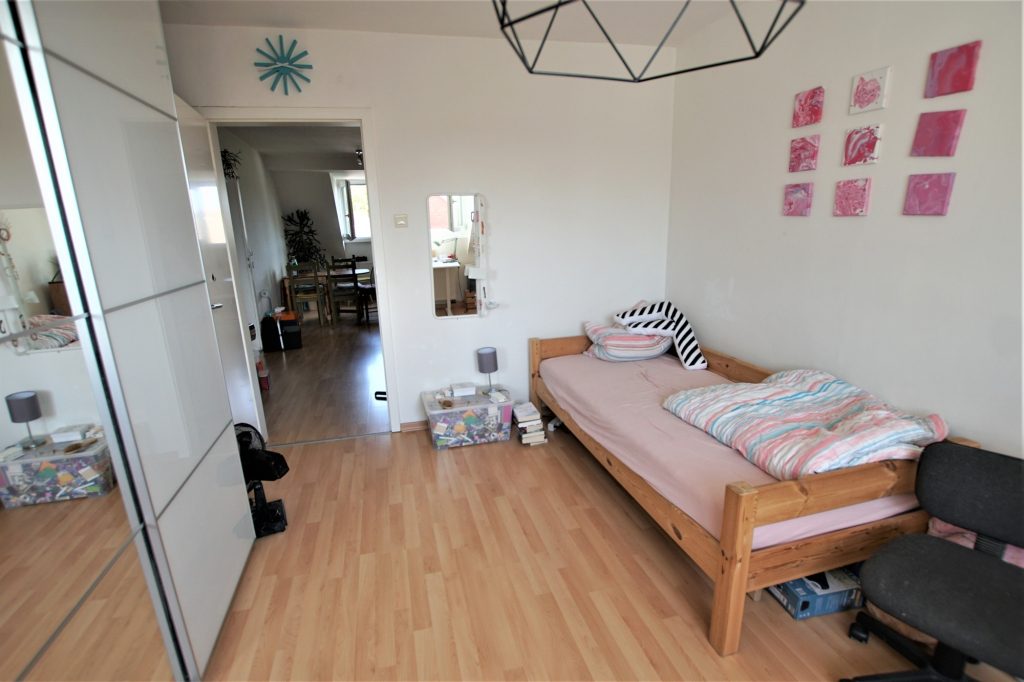 Immobilienangebot - Düsseldorf - Alle - Eller: gepflegte 3- Zimmerwohnung im DG in zentraler Lage!