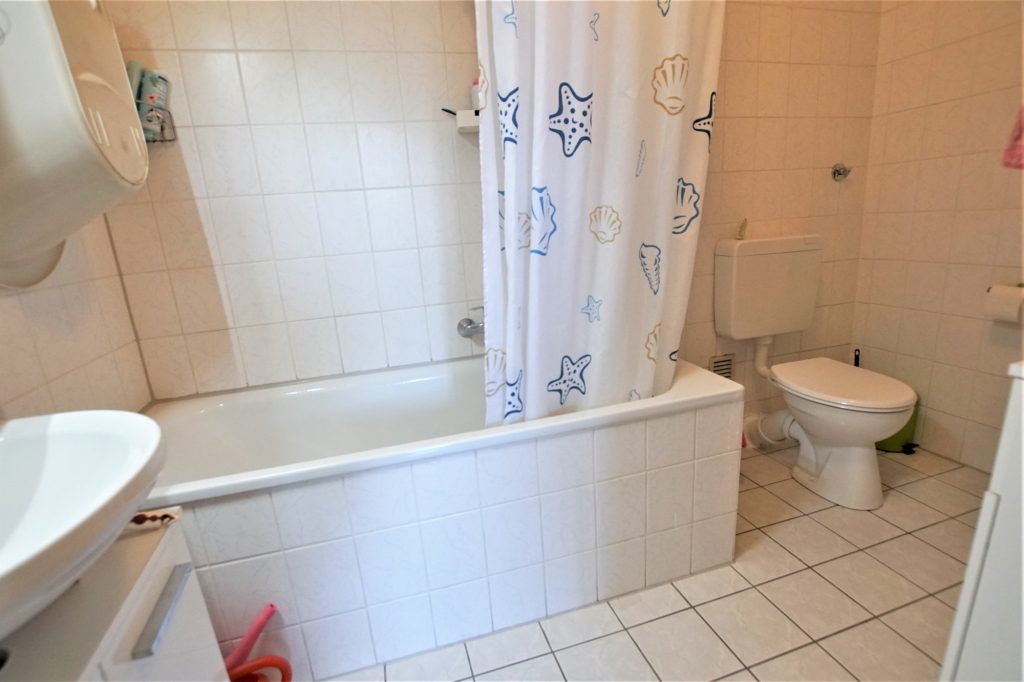 Immobilienangebot - Düsseldorf - Alle - Eller: gepflegte 3- Zimmerwohnung im DG in zentraler Lage!