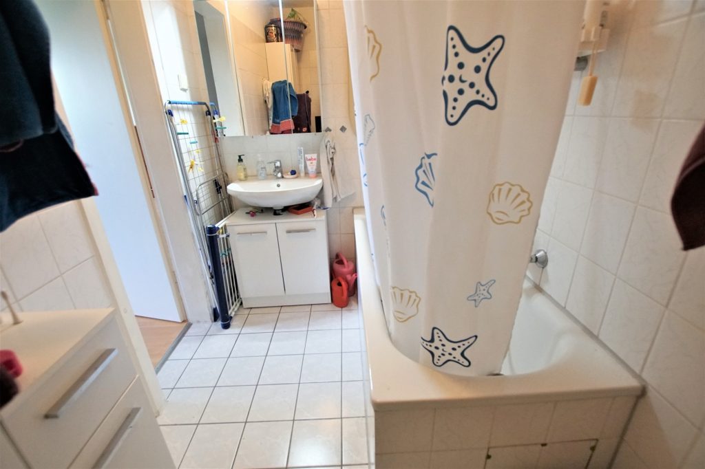 Immobilienangebot - Düsseldorf - Alle - Eller: gepflegte 3- Zimmerwohnung im DG in zentraler Lage!