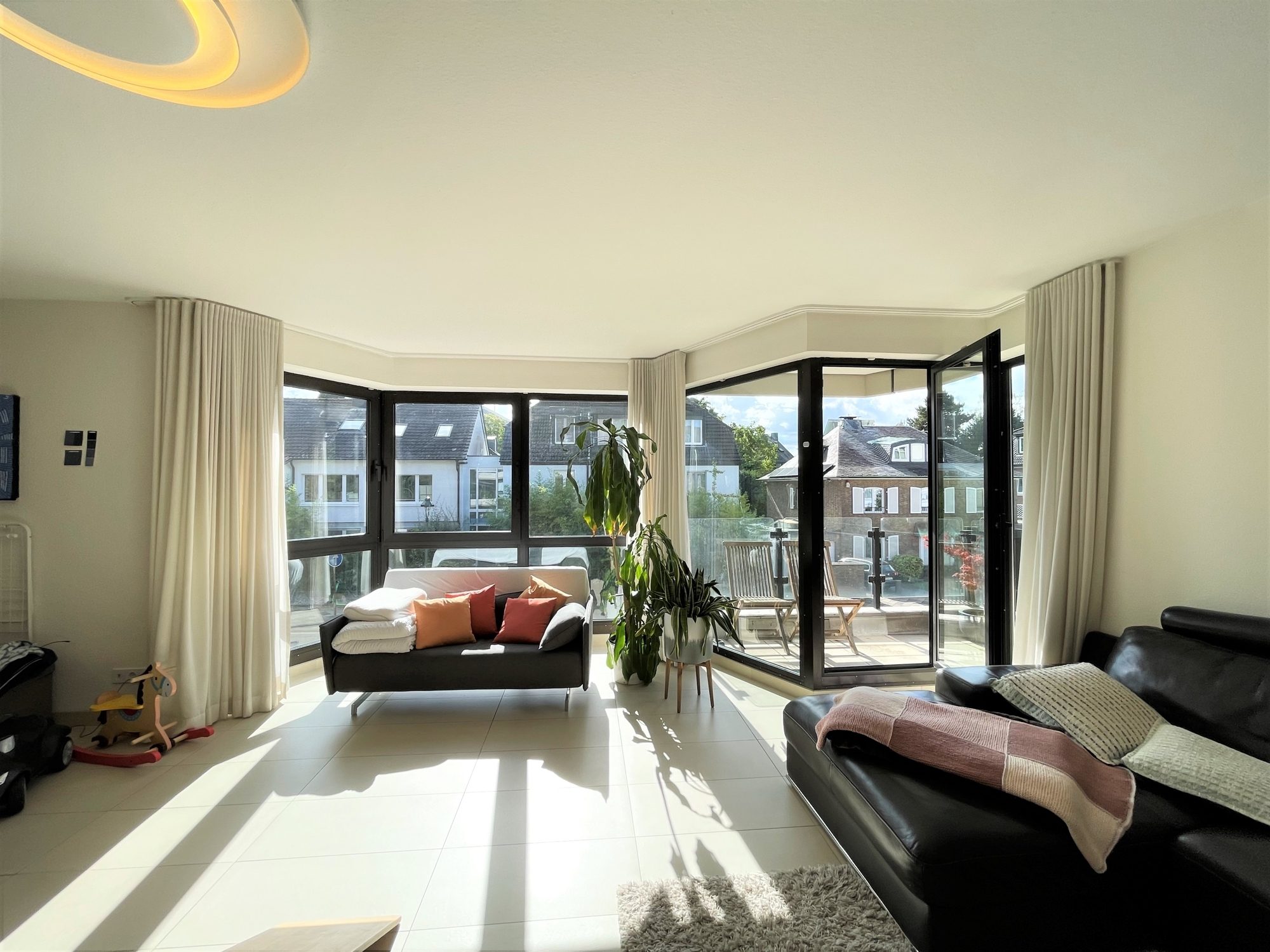 Immobilienangebot - Düsseldorf - Alle - Zooviertel: Lichtdurchflutete und geräumige 3-Zimmer-Wohnung mit EBK und Rundum-Balkon in Bestlage!