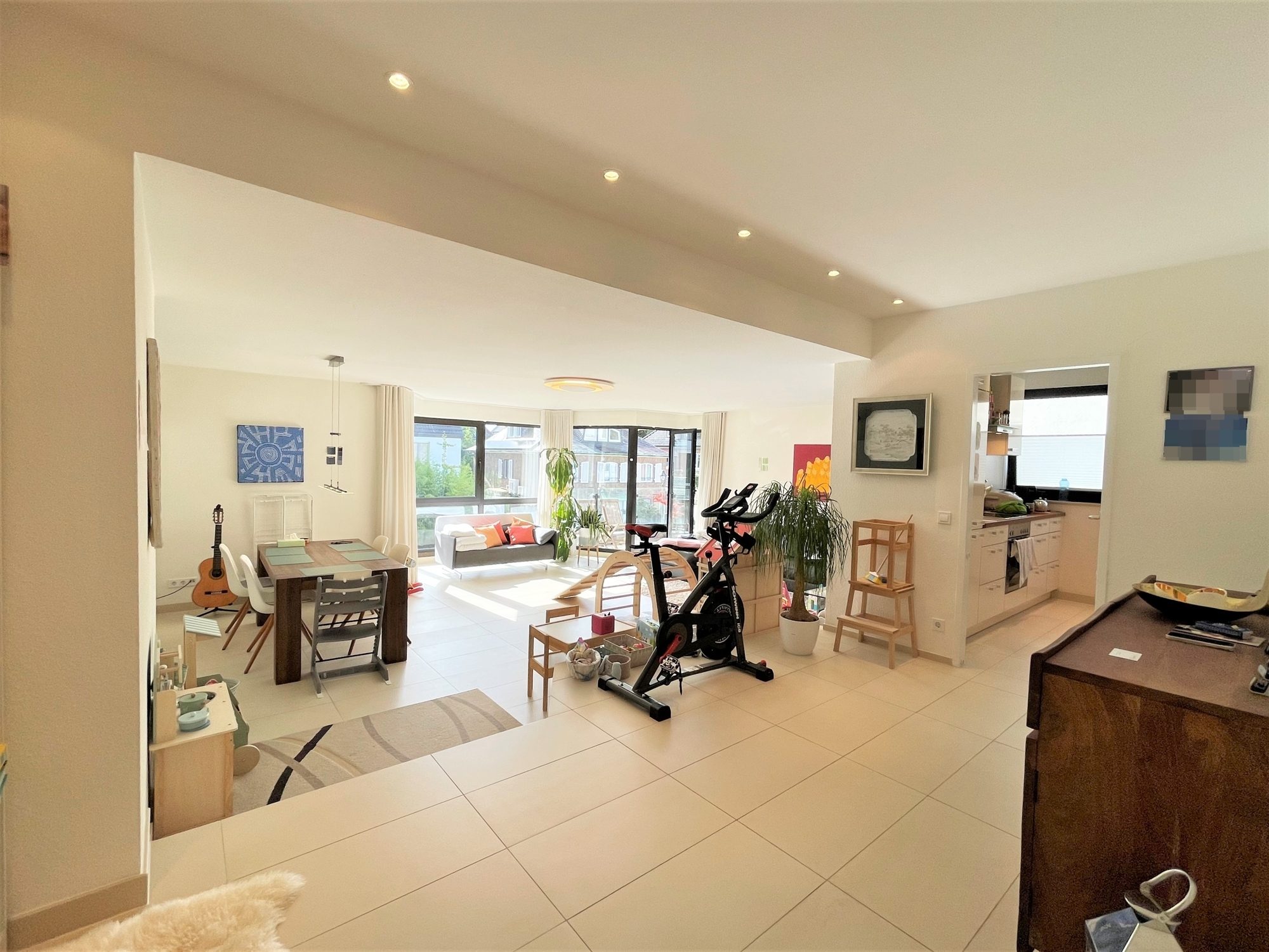 Immobilienangebot - Düsseldorf - Alle - Zooviertel: Lichtdurchflutete und geräumige 3-Zimmer-Wohnung mit EBK und Rundum-Balkon in Bestlage!