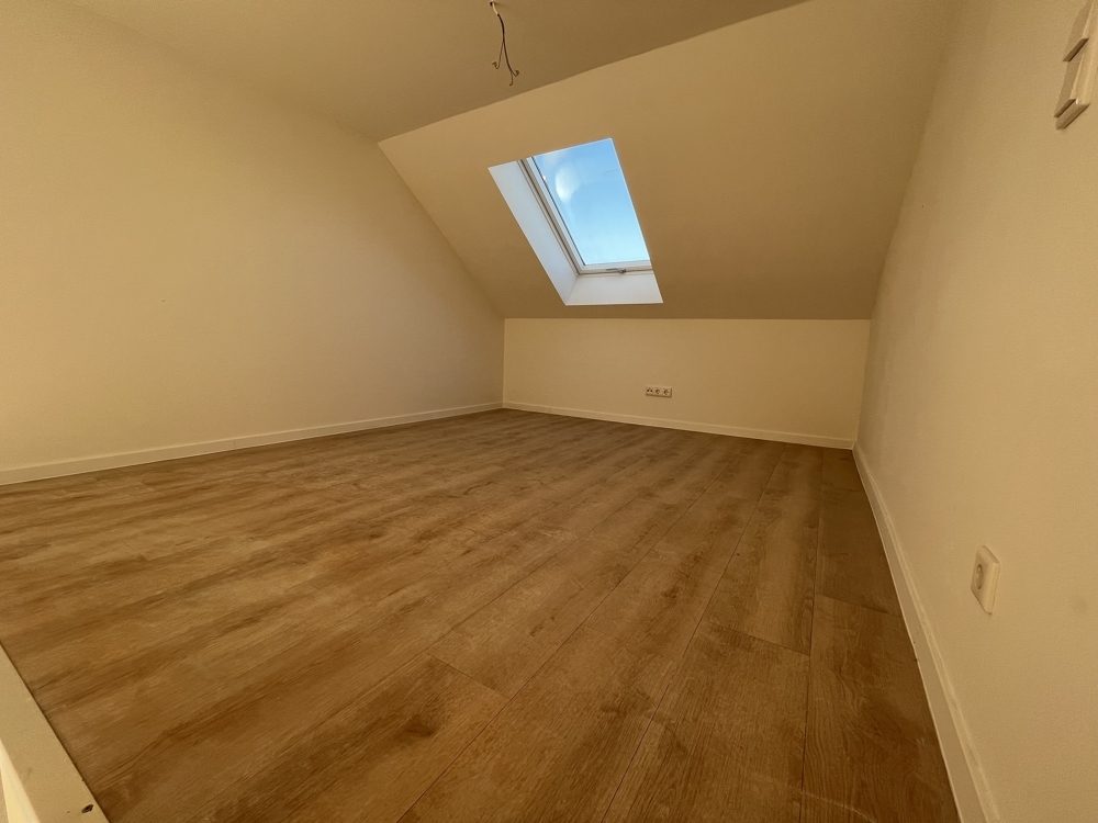 Immobilienangebot - Düsseldorf - Alle - Erstbezug nach Sanierung: hochwertiges 2 Zimmer-Dachgeschoss-Apartment mit EBK und Dachterrasse!