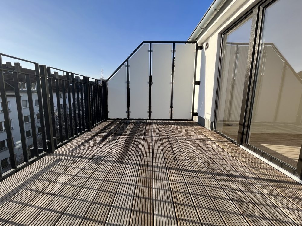 Immobilienangebot - Düsseldorf - Alle - Erstbezug nach Sanierung: hochwertiges 2 Zimmer-Dachgeschoss-Apartment mit EBK und Dachterrasse!