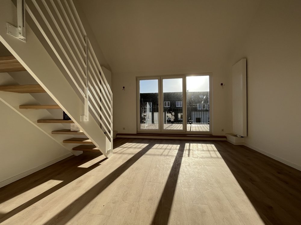 Immobilienangebot - Düsseldorf - Alle - Erstbezug nach Sanierung: hochwertiges 2 Zimmer-Dachgeschoss-Apartment mit EBK und Dachterrasse!