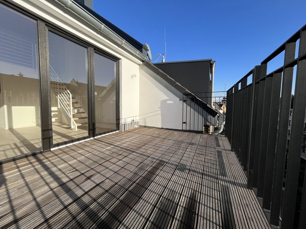 Immobilienangebot - Düsseldorf - Alle - Erstbezug nach Sanierung: hochwertiges 2 Zimmer-Dachgeschoss-Apartment mit EBK und Dachterrasse!