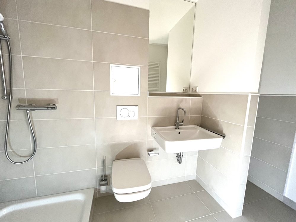 Immobilienangebot - Düsseldorf - Alle - Erstbezug nach Sanierung: hochwertiges 2 Zimmer-Dachgeschoss-Apartment mit EBK und Dachterrasse!