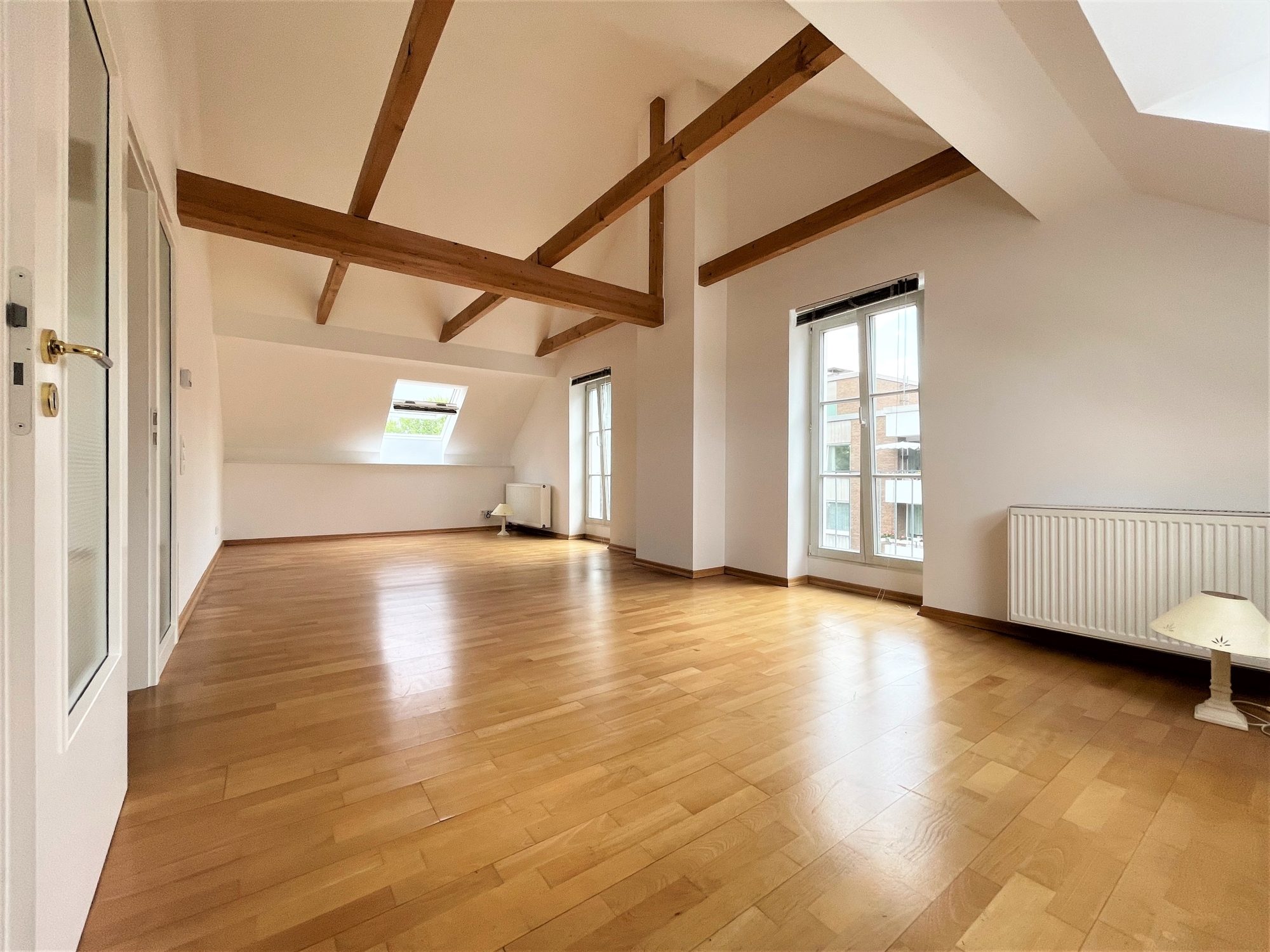 Immobilienangebot - Düsseldorf / Heerdt - Alle - Heerdt: außergewöhnliche, helle 2-Zimmer Wohnung mit besonderem Charme in guter Lage!