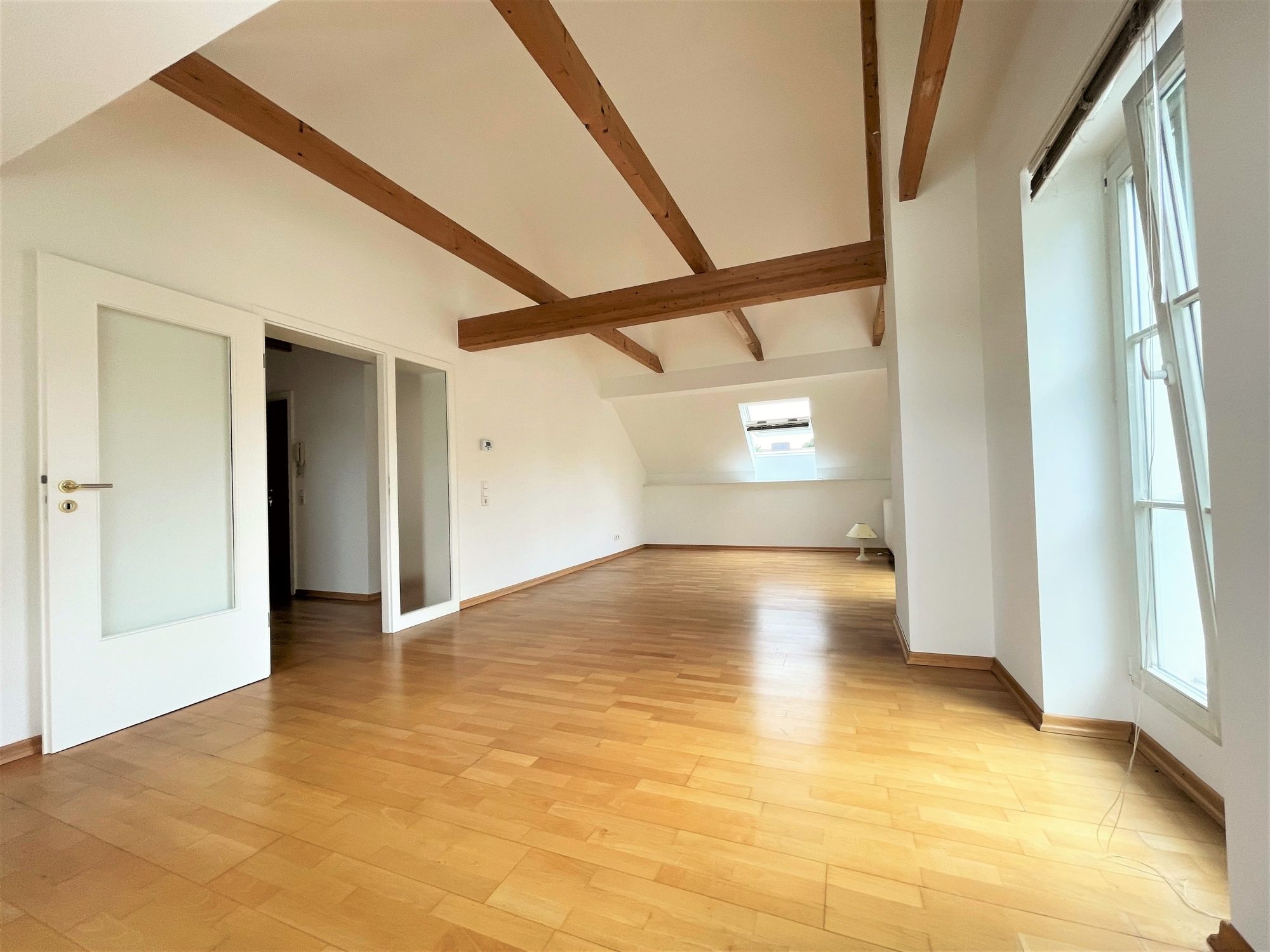 Immobilienangebot - Düsseldorf / Heerdt - Alle - Heerdt: außergewöhnliche, helle 2-Zimmer Wohnung mit besonderem Charme in guter Lage!