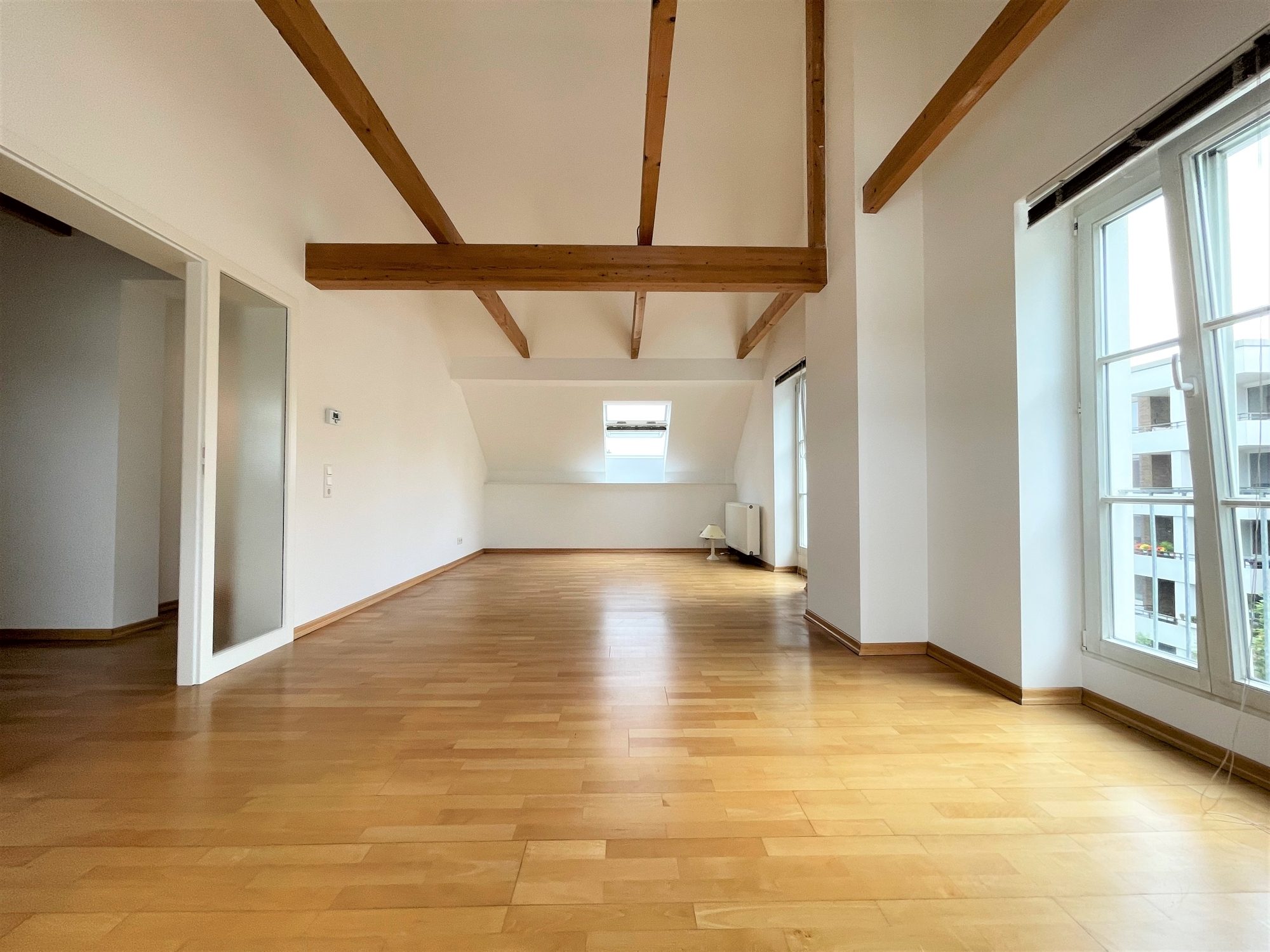 Immobilienangebot - Düsseldorf / Heerdt - Alle - Heerdt: außergewöhnliche, helle 2-Zimmer Wohnung mit besonderem Charme in guter Lage!