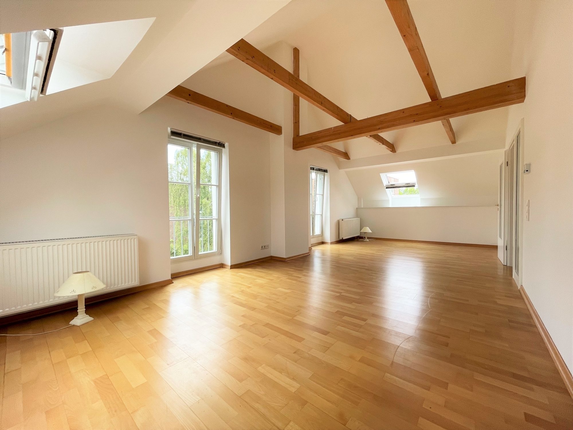 Immobilienangebot - Düsseldorf / Heerdt - Alle - Heerdt: außergewöhnliche, helle 2-Zimmer Wohnung mit besonderem Charme in guter Lage!