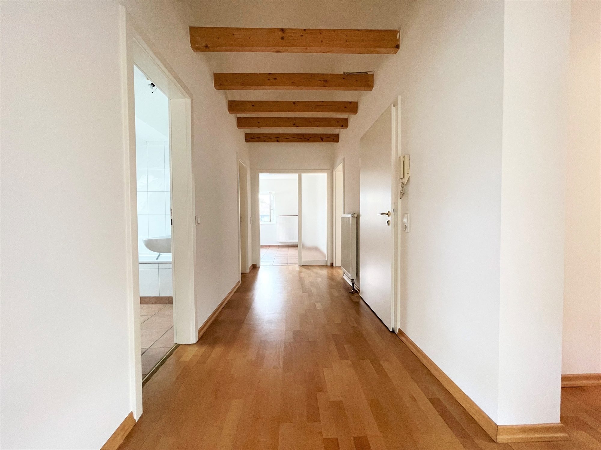 Immobilienangebot - Düsseldorf / Heerdt - Alle - Heerdt: außergewöhnliche, helle 2-Zimmer Wohnung mit besonderem Charme in guter Lage!