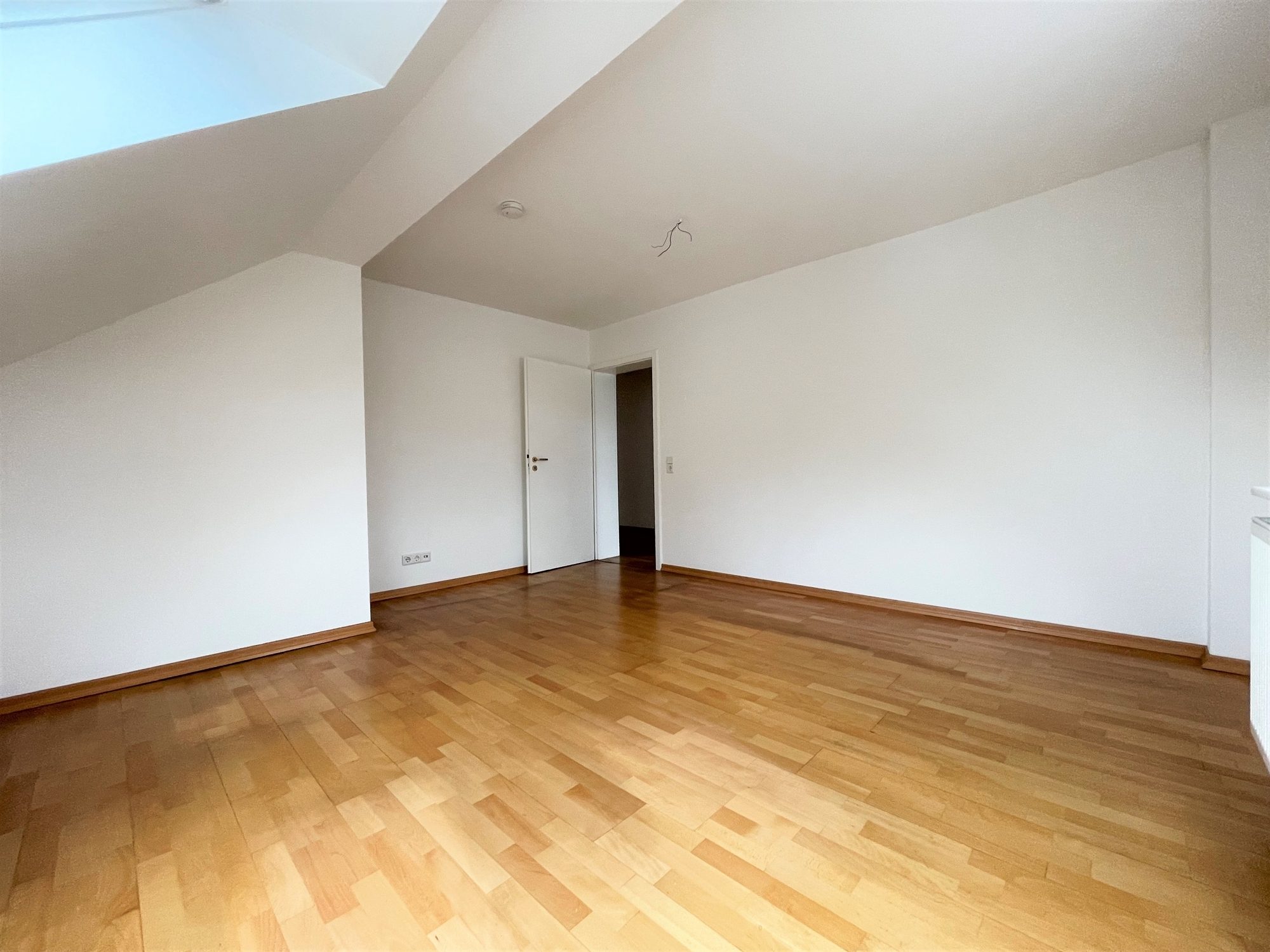 Immobilienangebot - Düsseldorf / Heerdt - Alle - Heerdt: außergewöhnliche, helle 2-Zimmer Wohnung mit besonderem Charme in guter Lage!