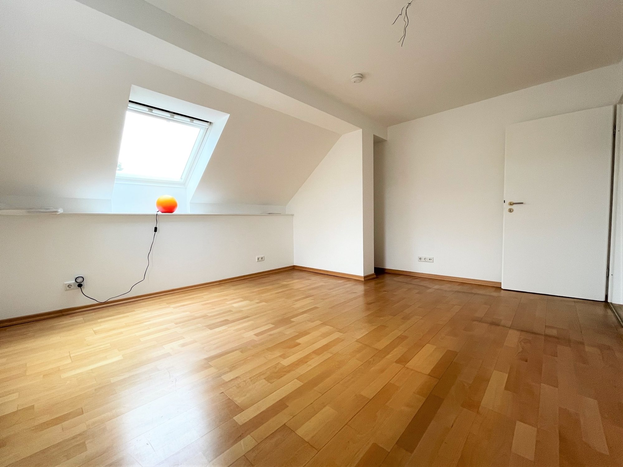 Immobilienangebot - Düsseldorf / Heerdt - Alle - Heerdt: außergewöhnliche, helle 2-Zimmer Wohnung mit besonderem Charme in guter Lage!