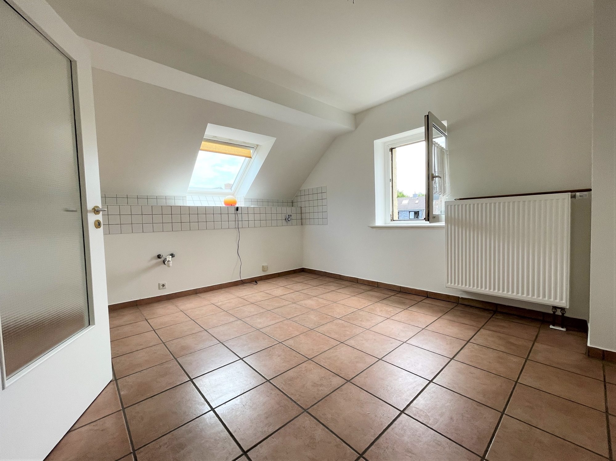 Immobilienangebot - Düsseldorf / Heerdt - Alle - Heerdt: außergewöhnliche, helle 2-Zimmer Wohnung mit besonderem Charme in guter Lage!