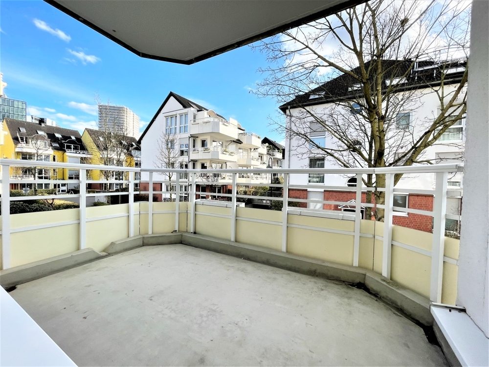Immobilienangebot - Düsseldorf / Lörick - Alle - Repräsentative 2-Zimmer Wohnung mit Balkon in Südlage, Tageslichtbad und TG-Stellplatz!