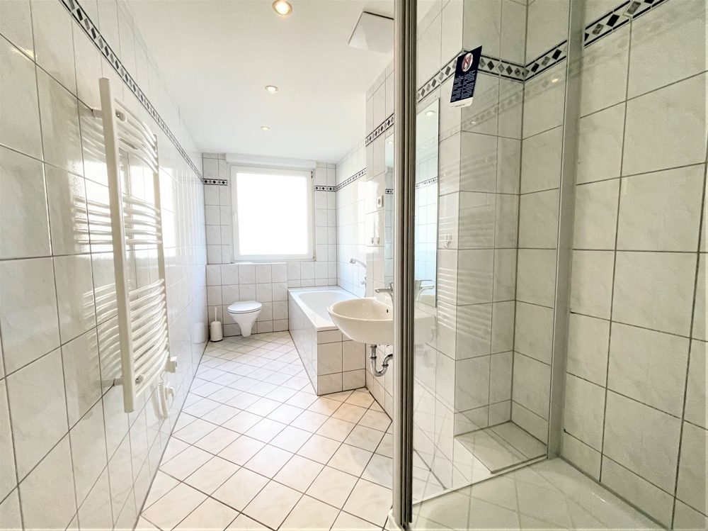 Immobilienangebot - Düsseldorf / Lörick - Alle - Repräsentative 2-Zimmer Wohnung mit Balkon in Südlage, Tageslichtbad und TG-Stellplatz!