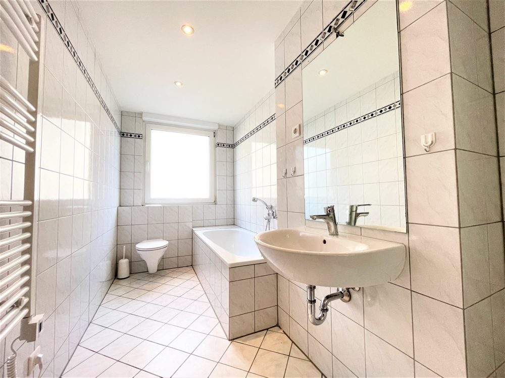 Immobilienangebot - Düsseldorf / Lörick - Alle - Repräsentative 2-Zimmer Wohnung mit Balkon in Südlage, Tageslichtbad und TG-Stellplatz!