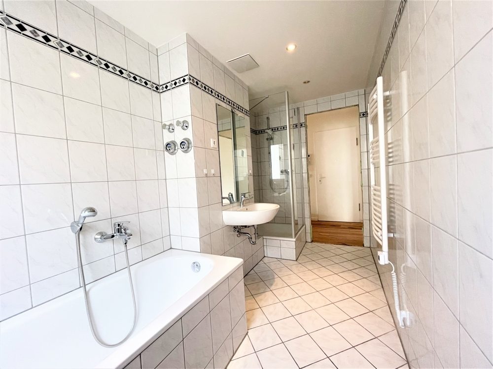 Immobilienangebot - Düsseldorf / Lörick - Alle - Repräsentative 2-Zimmer Wohnung mit Balkon in Südlage, Tageslichtbad und TG-Stellplatz!