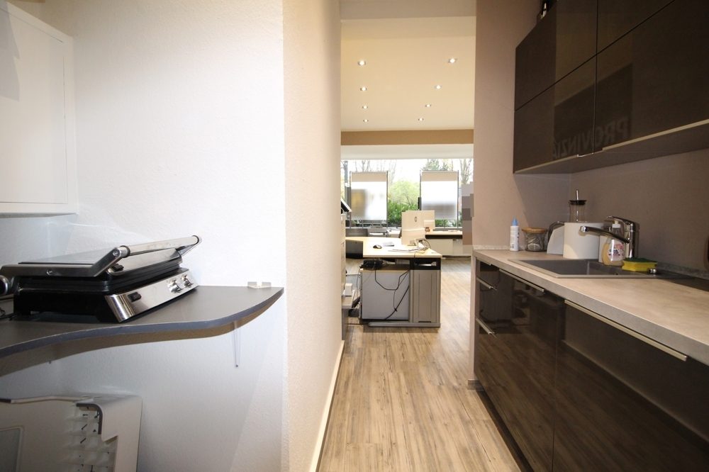 Immobilienangebot - Düsseldorf / Düsseltal - Alle - Düsseltal: Schönes Büro im Erdgeschoss mit 4 Meter Schaufenster