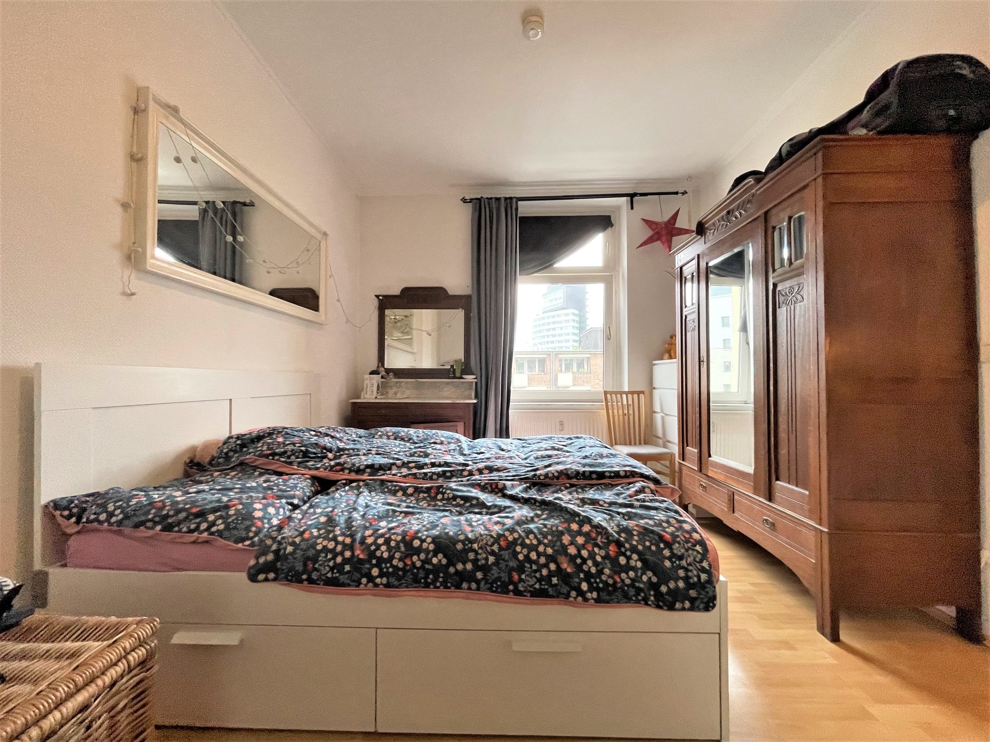 Immobilienangebot - Düsseldorf - Alle - Flingern Nord: Freundliche 2,5-Zimmer-Altbauwohnung mit hohen Decken und EBK