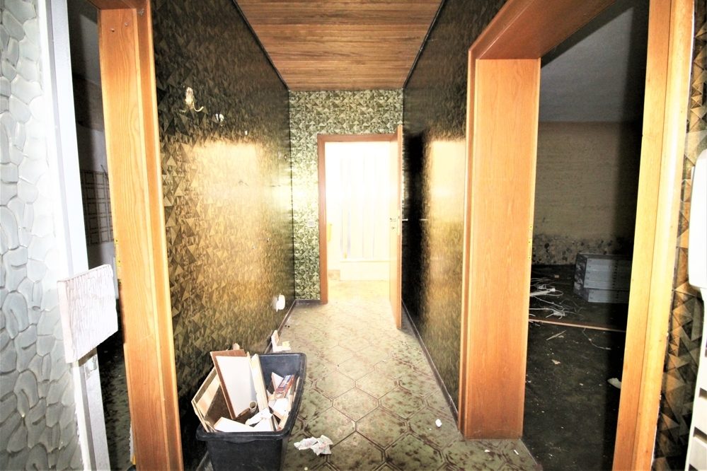 Immobilienangebot - Düsseldorf - Alle - Lörick: sanierungsbedürftiges Mehrfamilienhaus mit 8 Wohneinheiten und einem Bungalow im Hinterhof