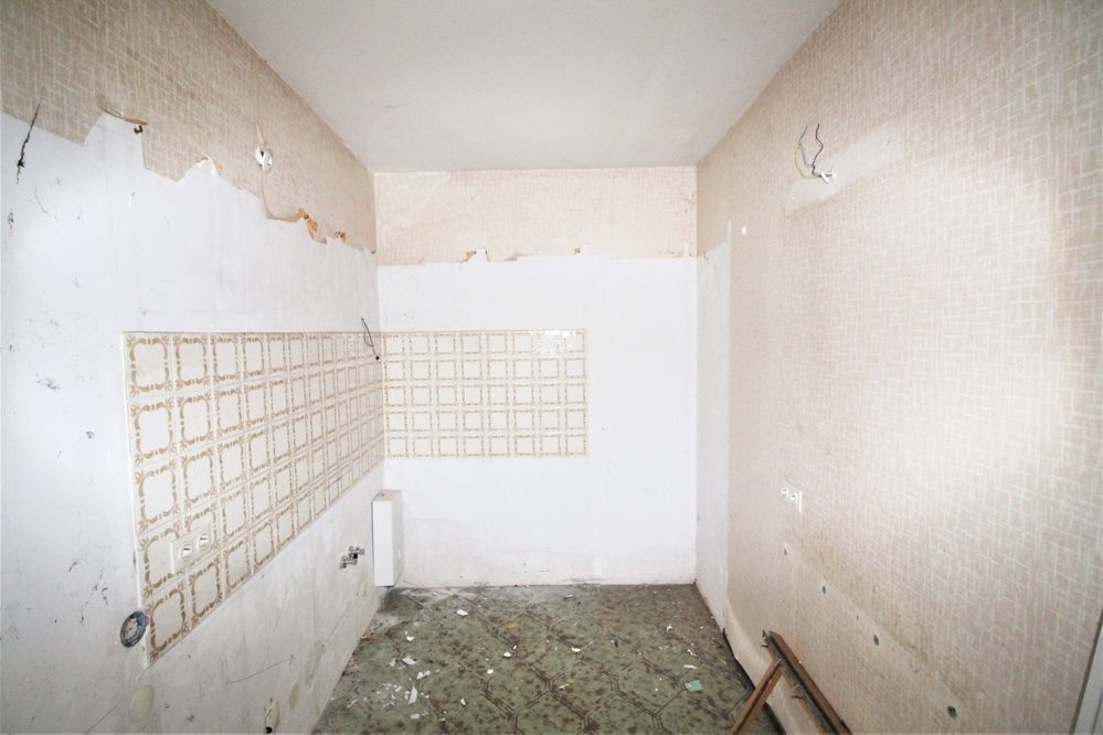 Immobilienangebot - Düsseldorf - Alle - Lörick: sanierungsbedürftiges Mehrfamilienhaus mit 8 Wohneinheiten und einem Bungalow im Hinterhof