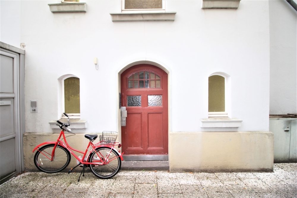 Immobilienangebot - Düsseldorf - Alle - Lörick: sanierungsbedürftiges Mehrfamilienhaus mit 8 Wohneinheiten und einem Bungalow im Hinterhof