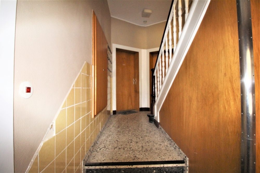 Immobilienangebot - Düsseldorf - Alle - Lörick: sanierungsbedürftiges Mehrfamilienhaus mit 8 Wohneinheiten und einem Bungalow im Hinterhof