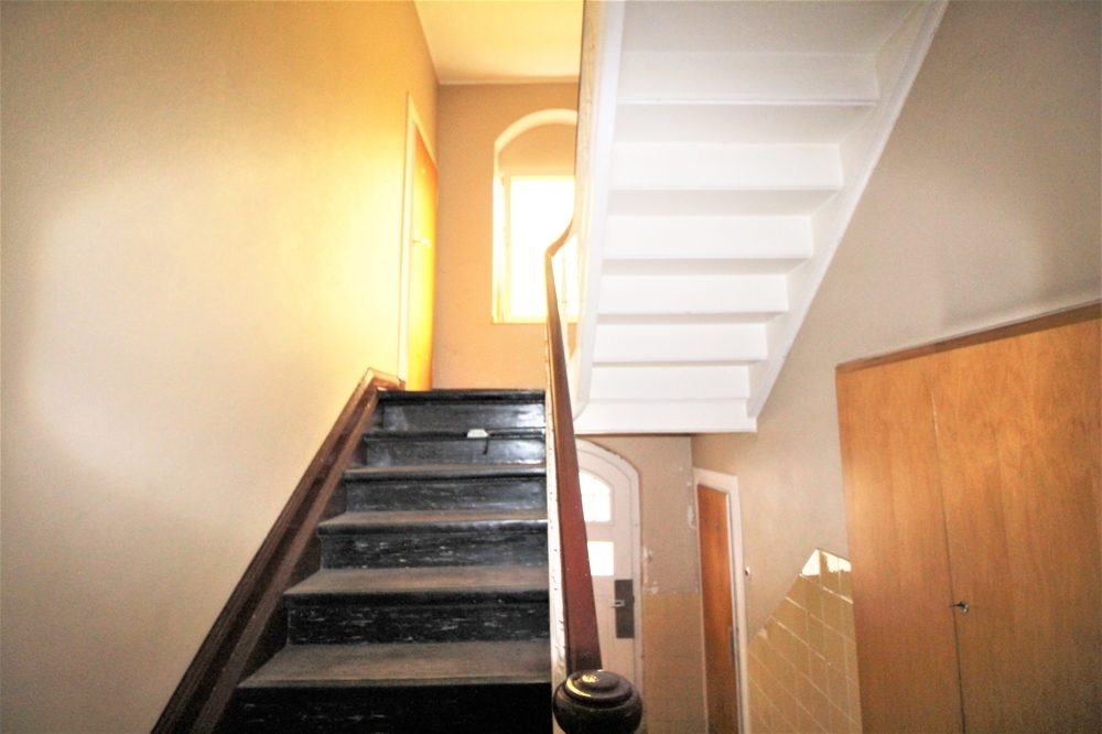 Immobilienangebot - Düsseldorf - Alle - Lörick: sanierungsbedürftiges Mehrfamilienhaus mit 8 Wohneinheiten und einem Bungalow im Hinterhof