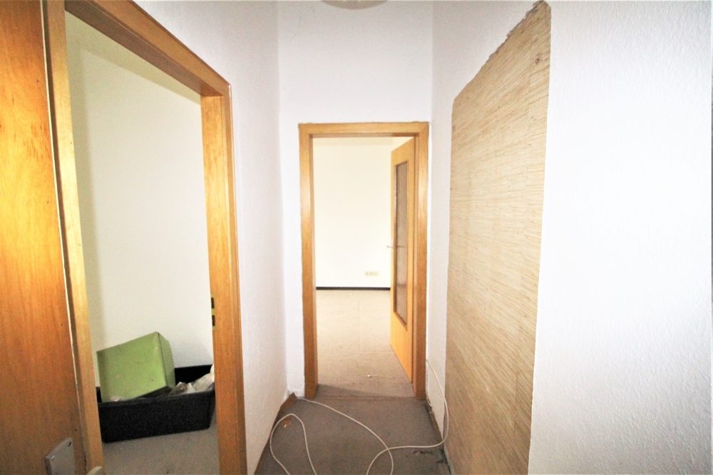 Immobilienangebot - Düsseldorf - Alle - Lörick: sanierungsbedürftiges Mehrfamilienhaus mit 8 Wohneinheiten und einem Bungalow im Hinterhof