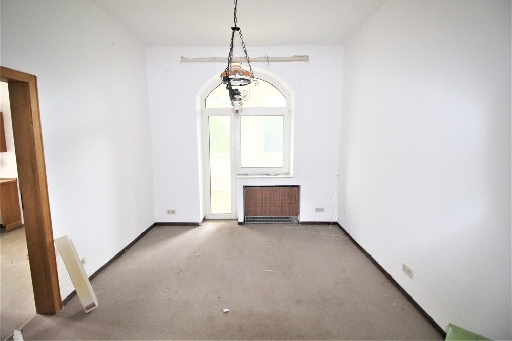 Immobilienangebot - Düsseldorf - Alle - Lörick: sanierungsbedürftiges Mehrfamilienhaus mit 8 Wohneinheiten und einem Bungalow im Hinterhof