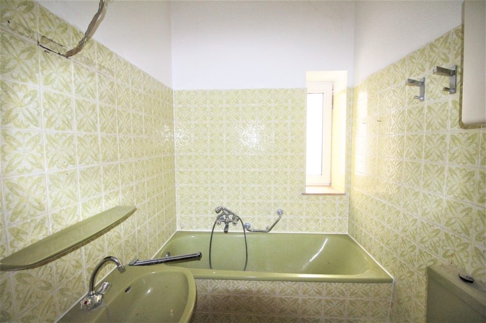 Immobilienangebot - Düsseldorf - Alle - Lörick: sanierungsbedürftiges Mehrfamilienhaus mit 8 Wohneinheiten und einem Bungalow im Hinterhof